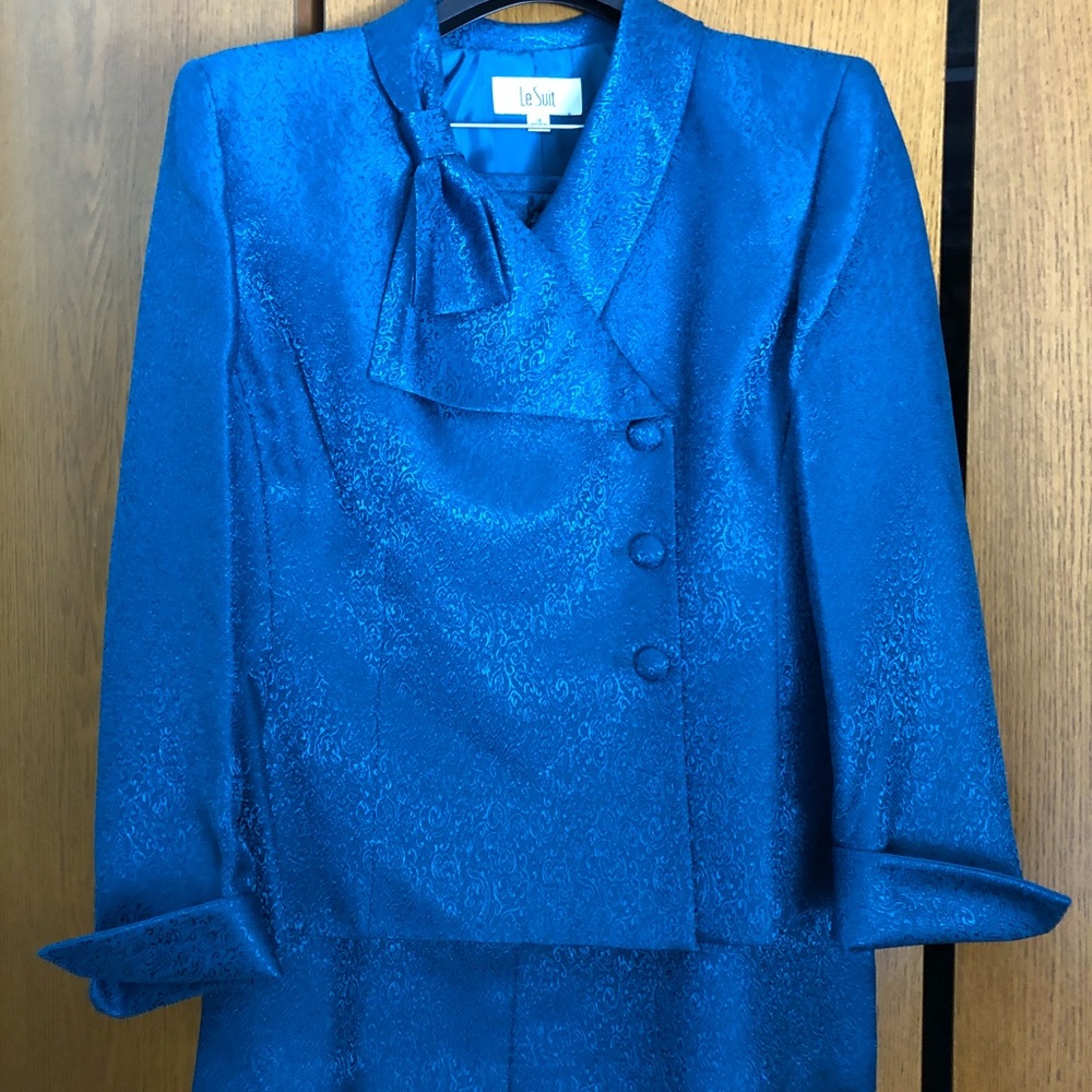 LE SUIT SKIRT SUIT